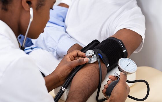 Measuring non-invasive blood pressure step by step