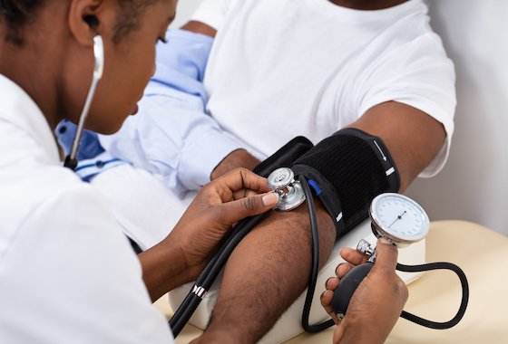 Measuring non-invasive blood pressure step by step